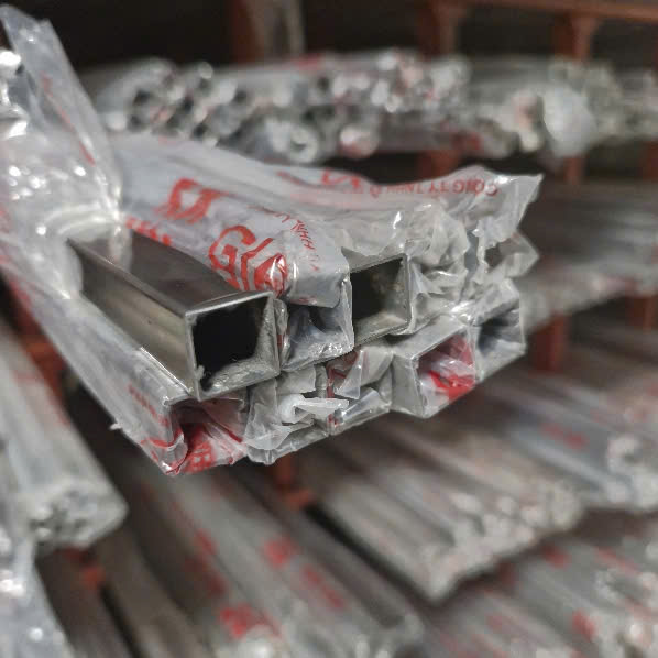 VUÔNG INOX 201 - 12.7 x 12.7mm 13 VUÔNG INOX 201 - 12.7 x 12.7mm - Ảnh 3